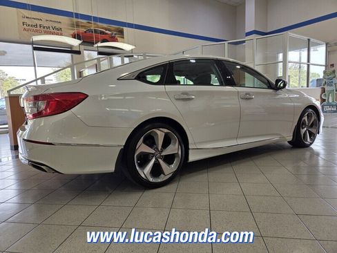 Used 2018 Honda Accord Touring image 4