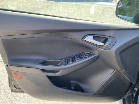 Used 2018 Ford Focus SE w/ Cold Weather Package FWD image 10