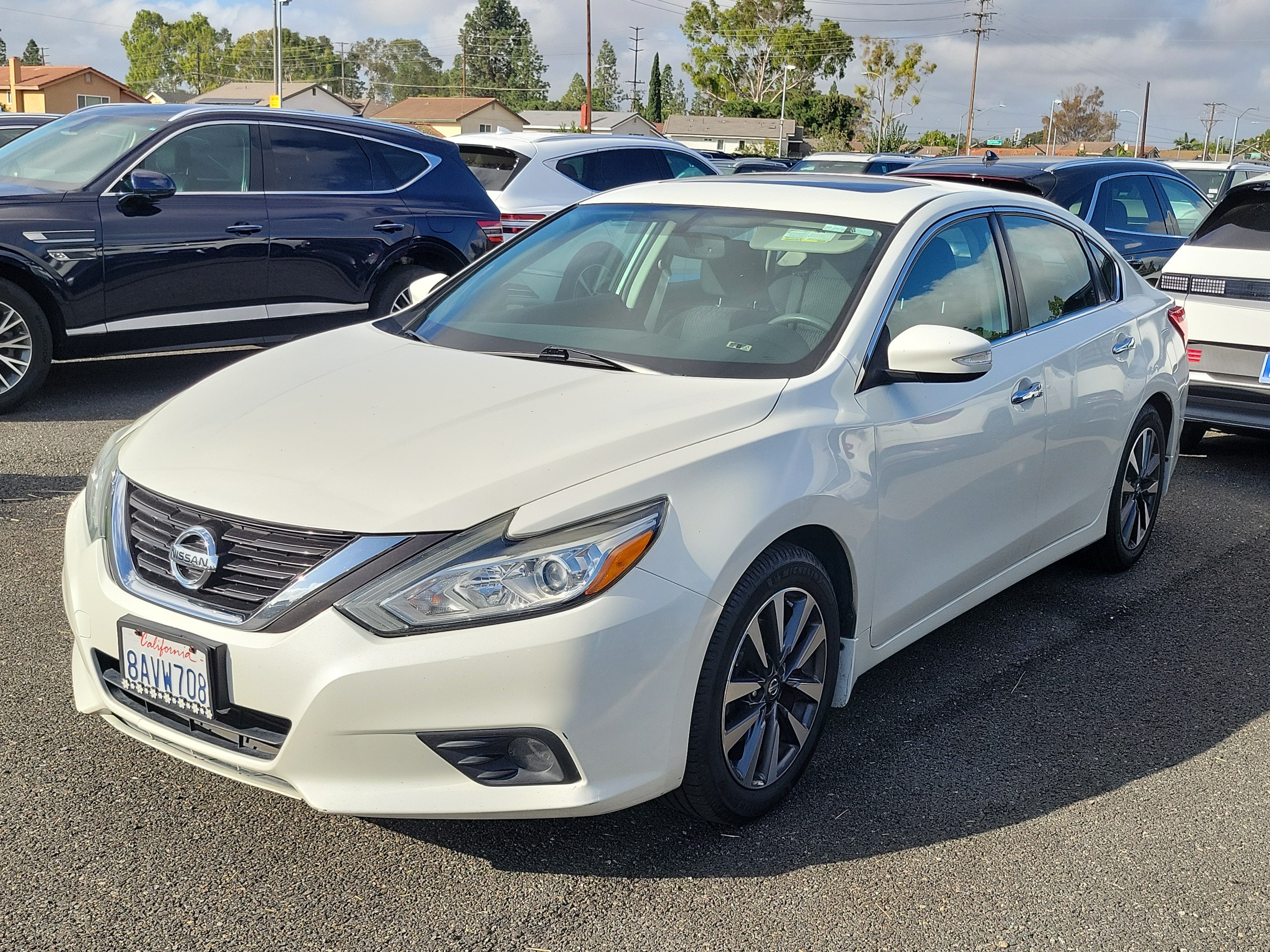 Used 2016 Nissan Altima 2.5 SV w/ Convenience Package FWD image 2