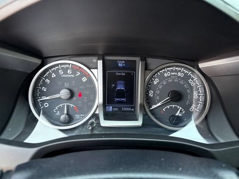 Used 2020 Toyota Tacoma SR5 AWD/4WD image 12