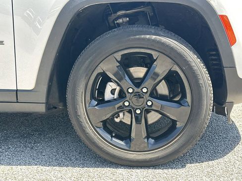 Used 2023 Jeep Grand Cherokee Altitude RWD image 13