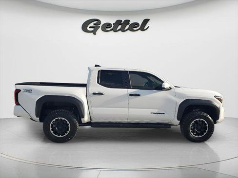 Certified 2025 Toyota Tacoma TRD Off-Road AWD/4WD image 4