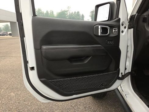 Used 2022 Jeep Gladiator Rubicon w/ LED Lighting Group AWD/4WD image 46