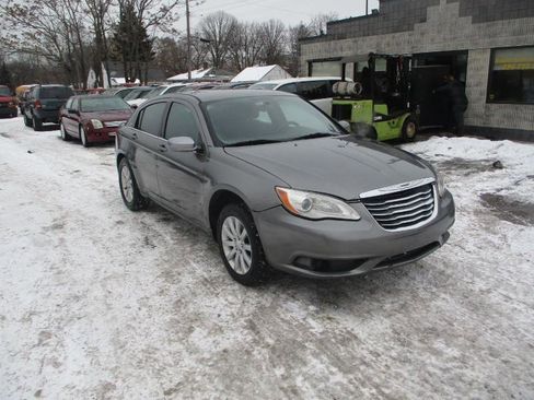 Used 2012 Chrysler 200 Touring FWD image 1