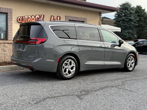 Used 2023 Chrysler Pacifica Limited FWD image 3