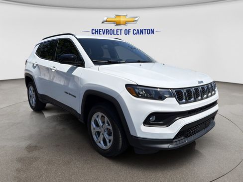Used 2024 Jeep Compass Latitude AWD/4WD image 3