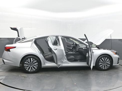 Used 2024 Nissan Altima 2.5 SV FWD image 45