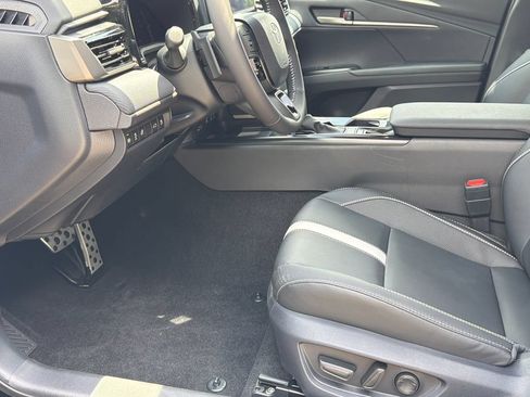 New 2026 Toyota Camry Hybrid FWD image 9