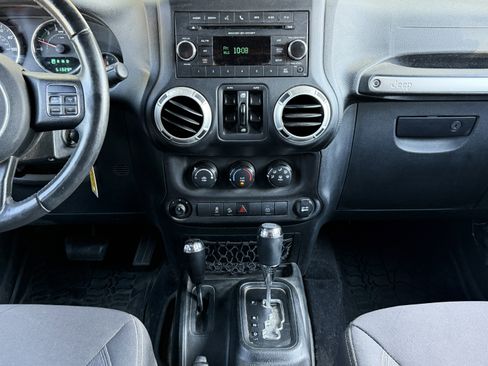 Used 2018 Jeep Wrangler Unlimited Sahara w/ Connectivity Group AWD/4WD image 6