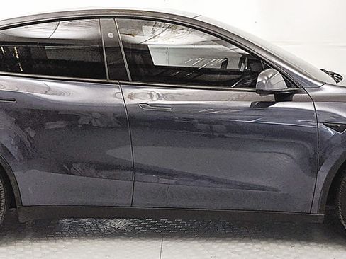 Used 2024 Tesla Model Y Long Range AWD/4WD image 2