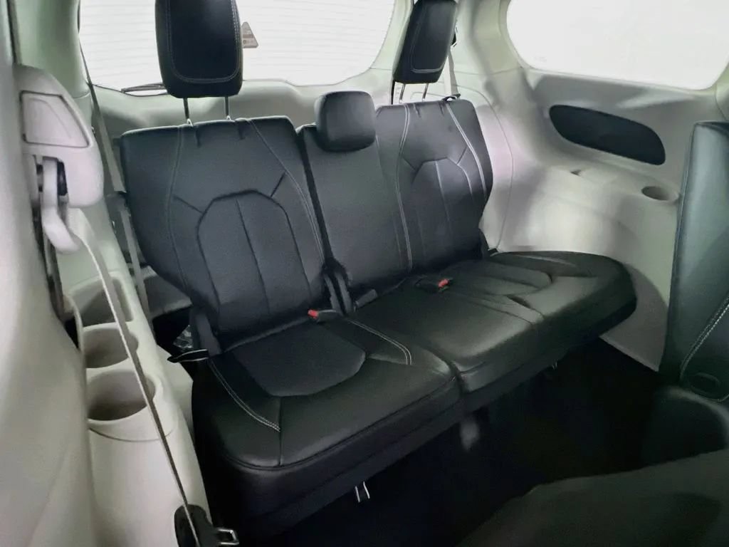 Used 2023 Chrysler Pacifica Touring-L FWD image 27
