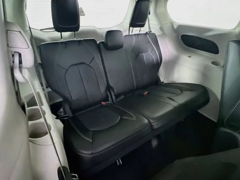 Used 2023 Chrysler Pacifica Touring-L FWD image 27