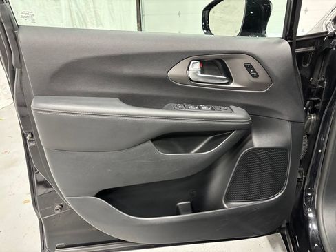 Used 2025 Chrysler Pacifica Select FWD image 8