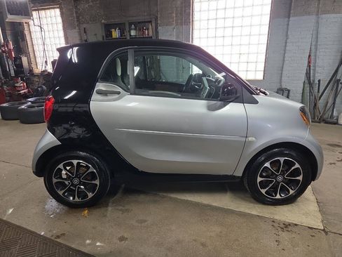 Used 2016 smart fortwo passion RWD image 7