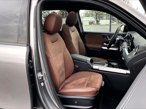 Used 2025 Mercedes-Benz GLB 250 4MATIC image 9