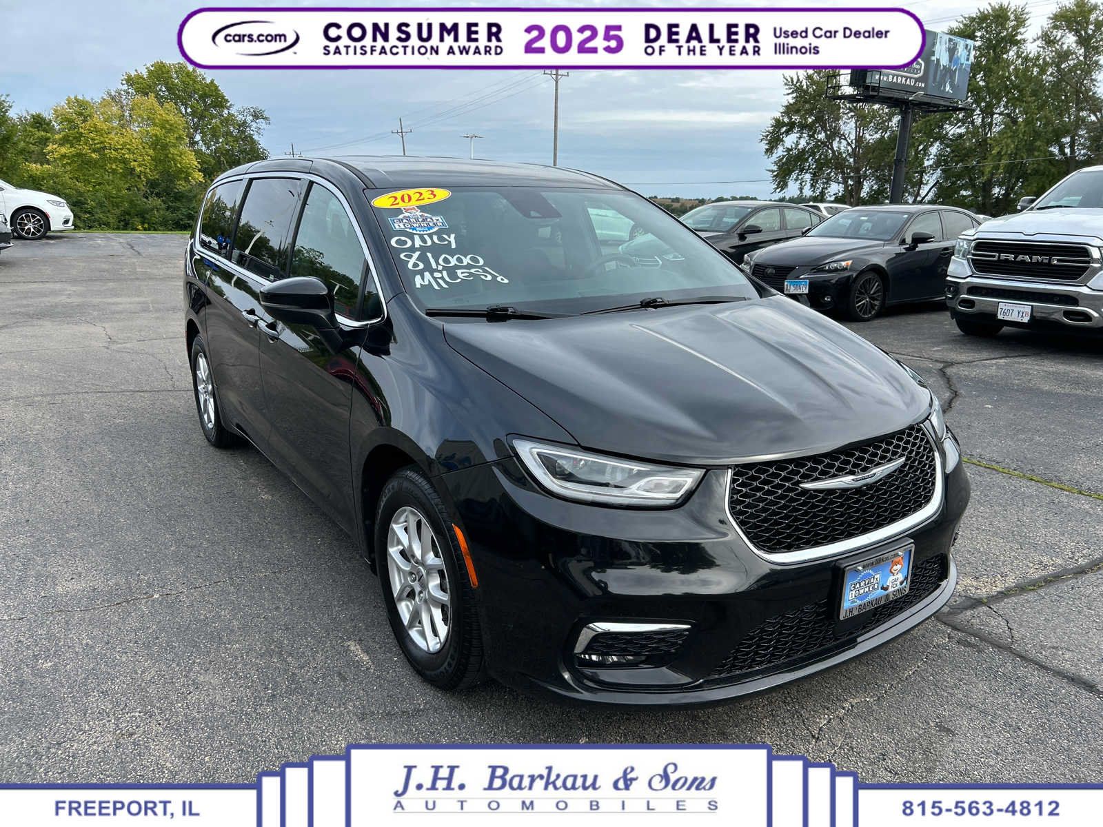 Used 2023 Chrysler Pacifica Touring FWD image 1