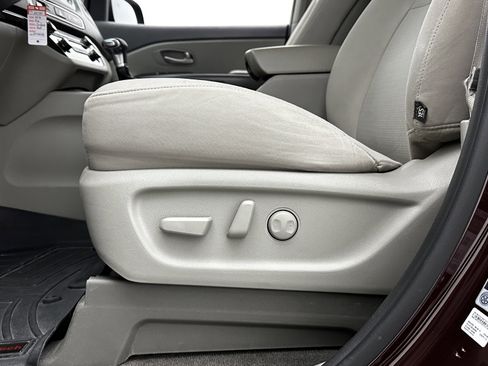 Used 2018 Kia Sedona LX image 12