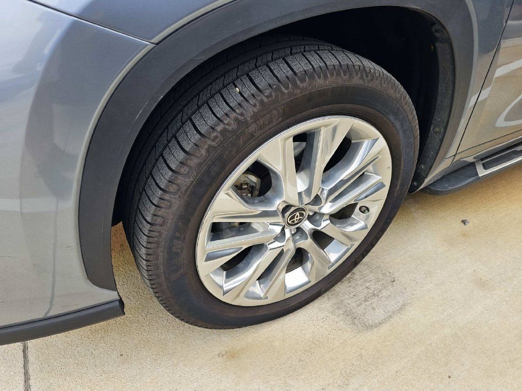 Used 2023 Toyota Highlander Limited FWD image 11