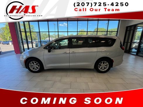 Used 2024 Chrysler Pacifica Touring-L FWD image 3