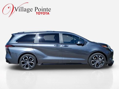 Used 2025 Toyota Sienna Platinum FWD image 5