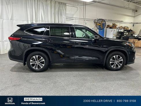 Used 2020 Toyota Highlander XLE AWD/4WD image 9