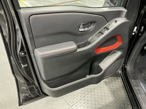 Used 2025 Nissan Frontier PRO-4X image 40
