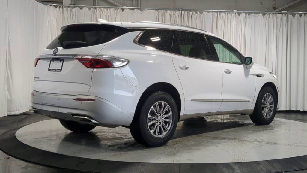 Used 2024 Buick Enclave Essence w/ Sound and Sites Package AWD/4WD image 10