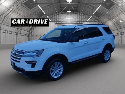 Used 2018 Ford Explorer XLT image 3
