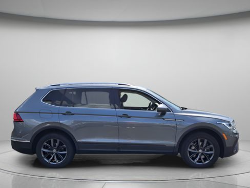 Used 2023 Volkswagen Tiguan SE w/ Panoramic Sunroof Package FWD image 6