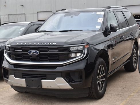 Used 2025 Ford Expedition Platinum image 2