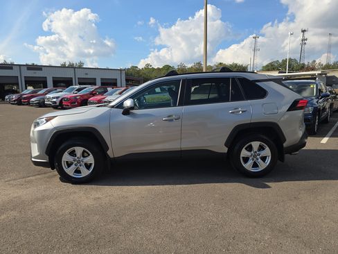 Used 2019 Toyota RAV4 XLE image 5
