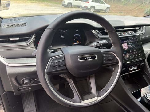 Used 2024 Jeep Grand Cherokee Altitude RWD image 9