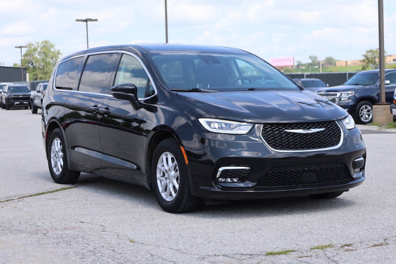 Used 2023 Chrysler Pacifica Touring-L FWD image 4