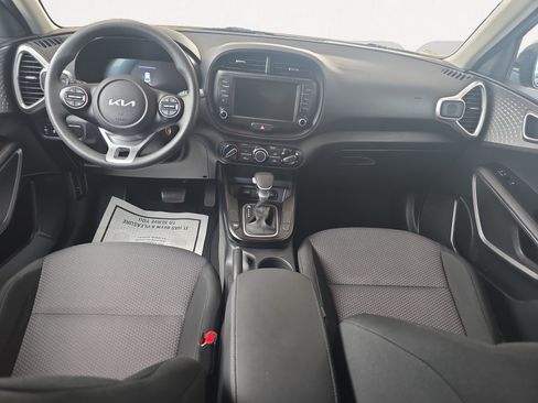 Certified 2025 Kia Soul LX w/ LX Technology Package FWD image 2