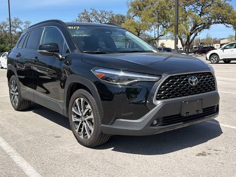 Used 2025 Toyota Corolla Cross XLE image 3