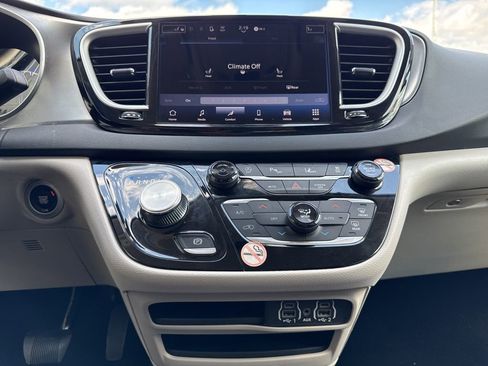 Used 2024 Chrysler Pacifica Touring-L FWD image 28