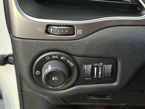 Used 2019 Jeep Cherokee Latitude Plus w/ Cold Weather Group image 23