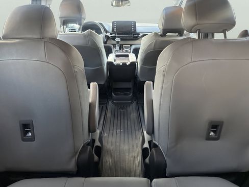 Used 2022 Toyota Sienna XLE image 10