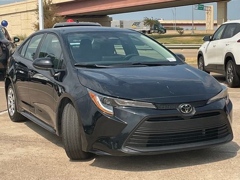 Used 2025 Toyota Corolla LE FWD image 3