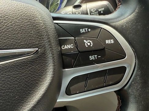 Used 2017 Chrysler Pacifica Touring-L w/ Tire & Wheel Group FWD image 26