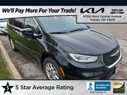 Used 2025 Chrysler Pacifica Select