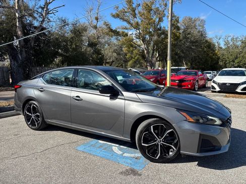 Used 2025 Nissan Altima 2.5 SR FWD image 6