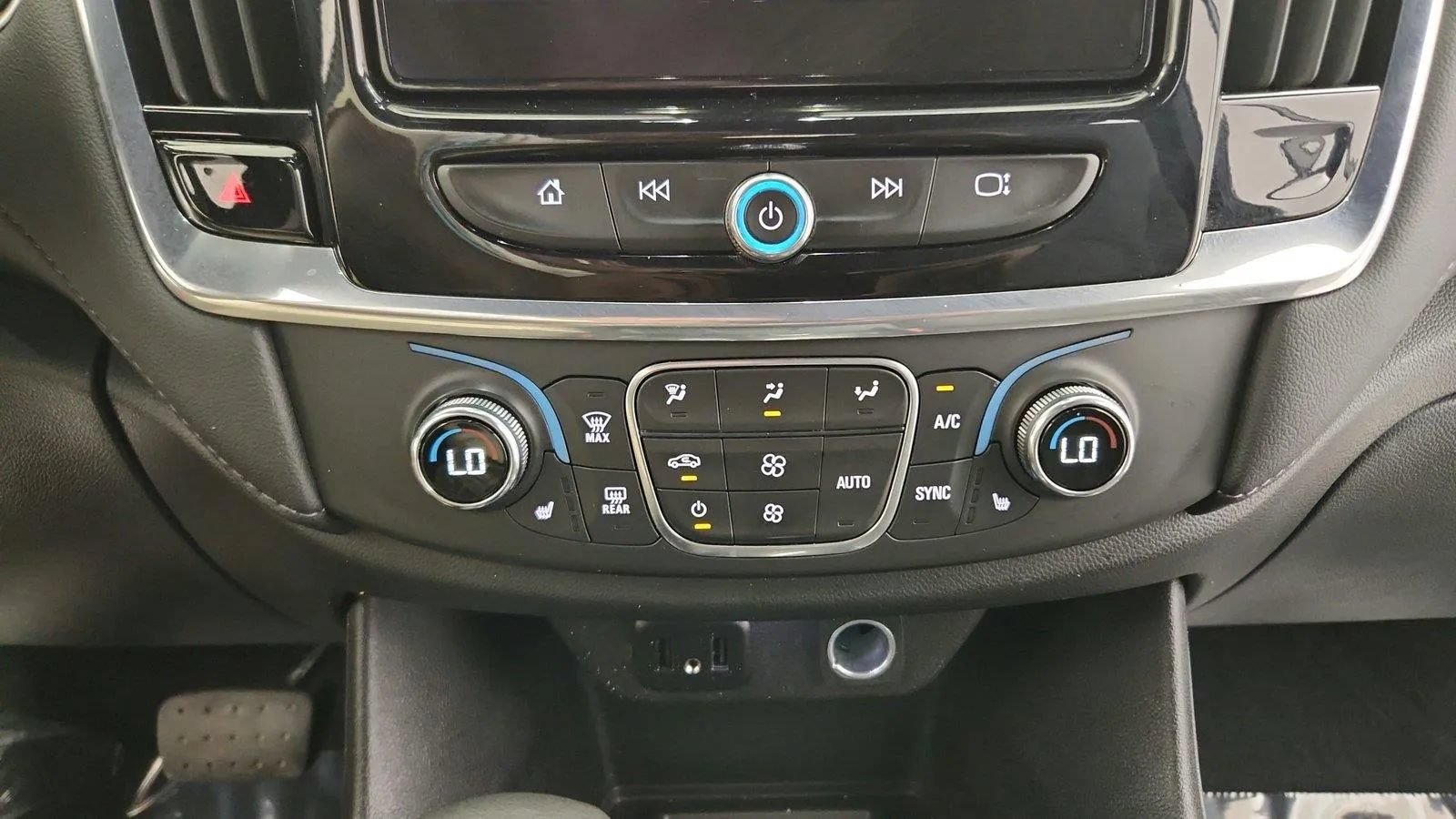 Used 2023 Chevrolet Traverse LT FWD image 26