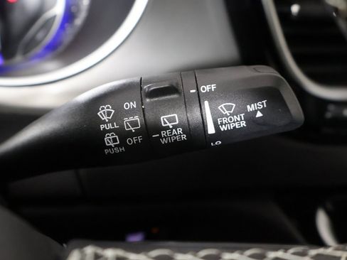 Used 2025 Chrysler Pacifica Select image 40