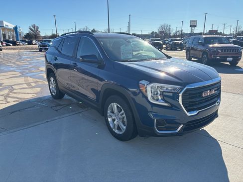 Used 2023 GMC Terrain SLE w/ Driver Convenience Package image 9