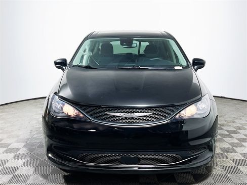 Used 2024 Chrysler Voyager LX image 3