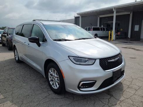 Used 2024 Chrysler Pacifica Touring-L FWD image 7