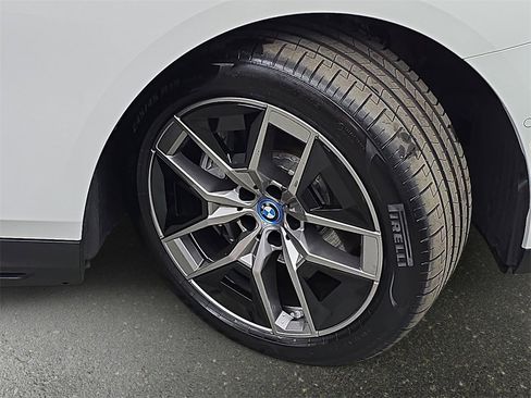 Used 2025 BMW i5 xDrive40 w/ Premium Package image 35