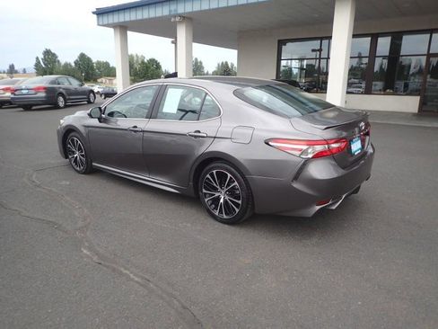 Used 2018 Toyota Camry SE w/ Moonroof Package FWD image 3
