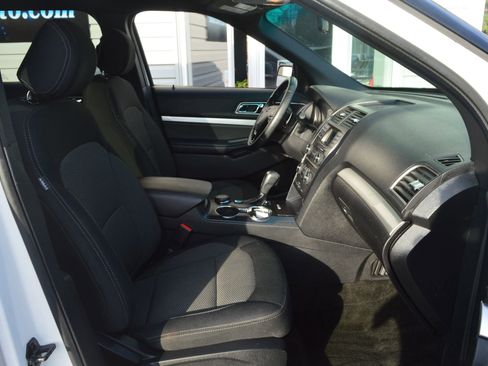 Used 2017 Ford Explorer XLT image 15